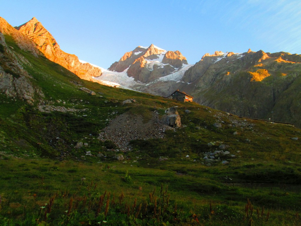 Lever de soleil sur l'Aiguille de Trélatête et le refuge Elizabetta Soldini