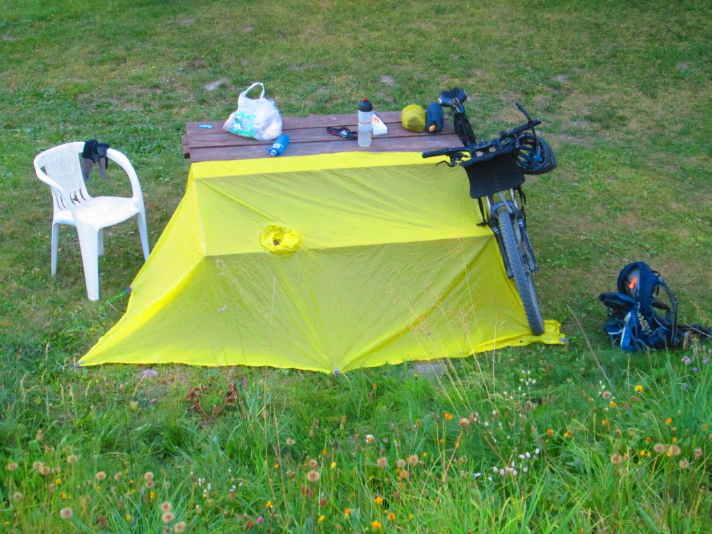 Bivouac sous table de picnic à Besse.