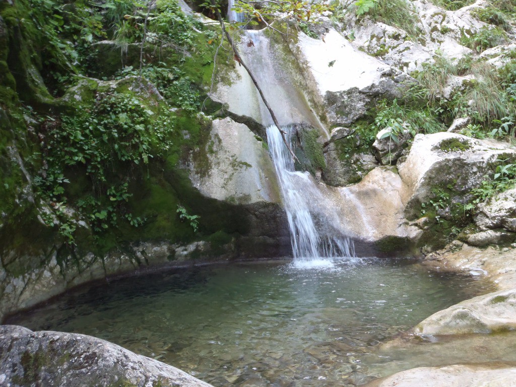 Cascade de la Diomaz, le sentier passe à côté de la cascade, accessible uniquement à pieds.