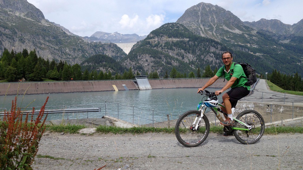 Dernière montée roulante et le barrage d'Emosson au fond