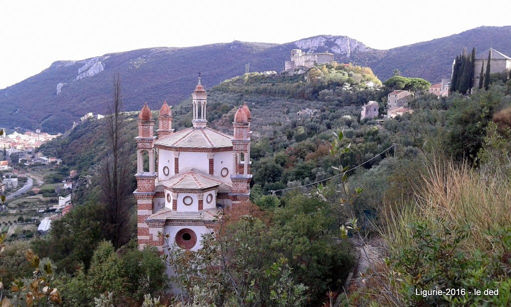 #21 Château San Giovanni (en fond) surplombant Finalborgo Château San Giovanni (en fond) surplombant Finalborgo