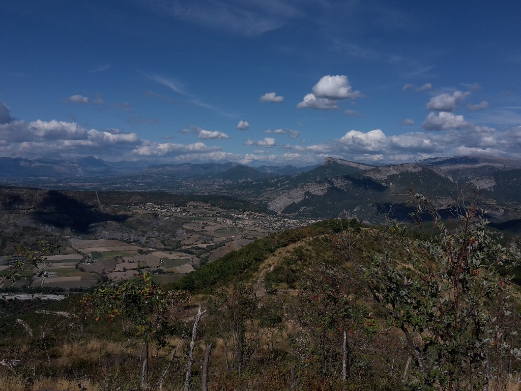 Bure au fond à gauche dans les nuages et Sisteron et la Montagne de la Baume 