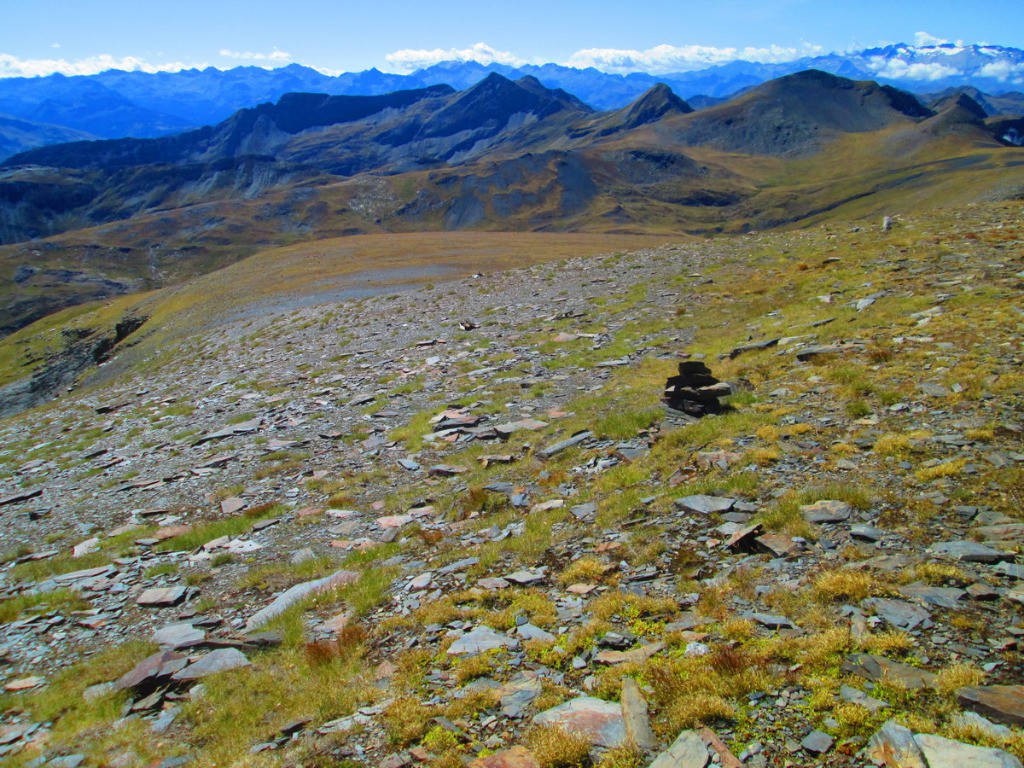 Descente du plateau sommital sur fond de Maladeta