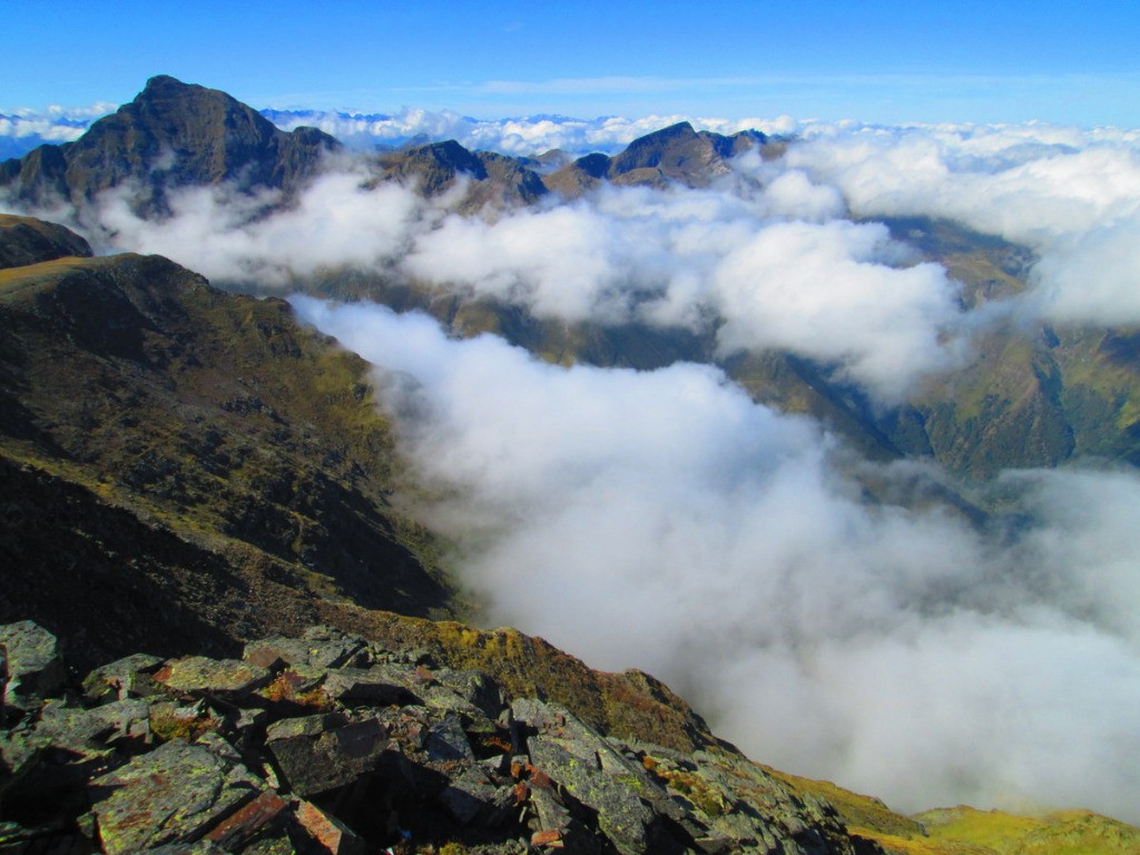 #16 Du sommet vers Maubermé-Crabère: la mer de nuage gagne du terrain coté français Du sommet vers Maubermé-Crabère: la mer de nuage gagne du terrain coté français