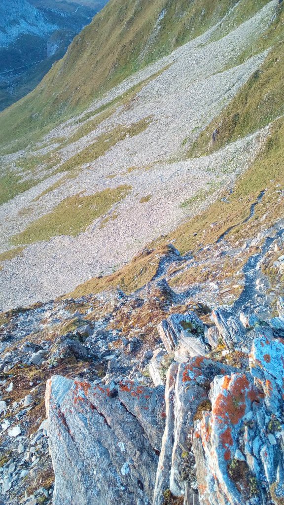 le chemin qui grimpe jusqu'au Passeur