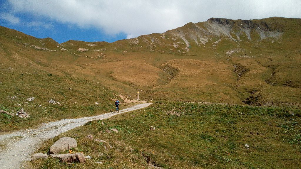 fin de la route pour attaquer le portage vers le Col du Coin