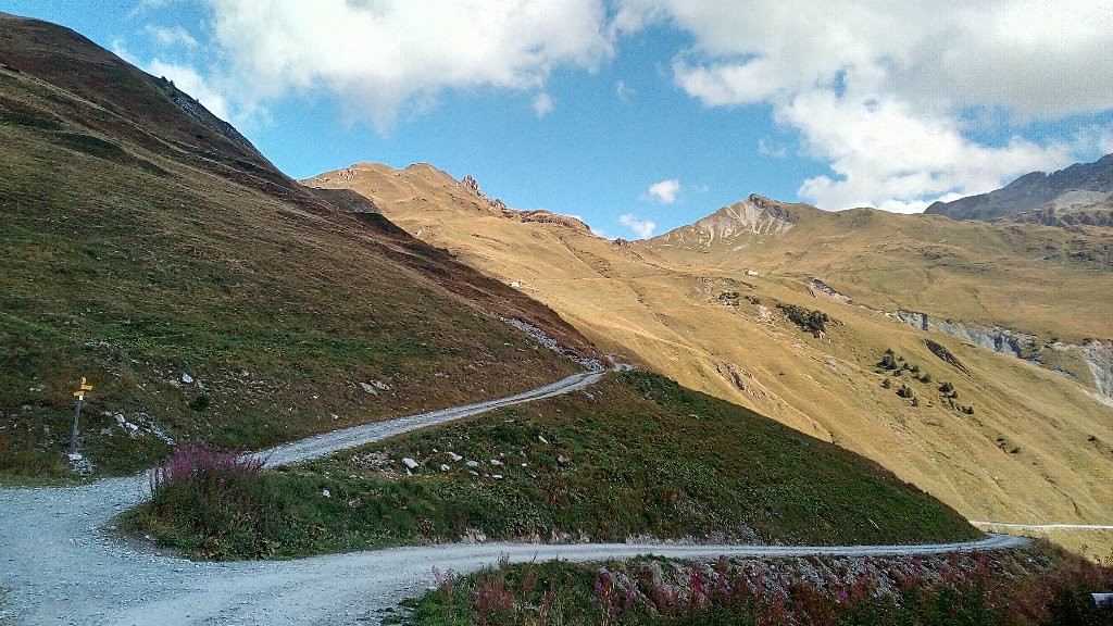 juste après le refuge de la Coire, prendre à gauche Col du Coin