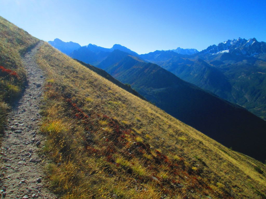 Sentier de montée à la crête des Chambrettes