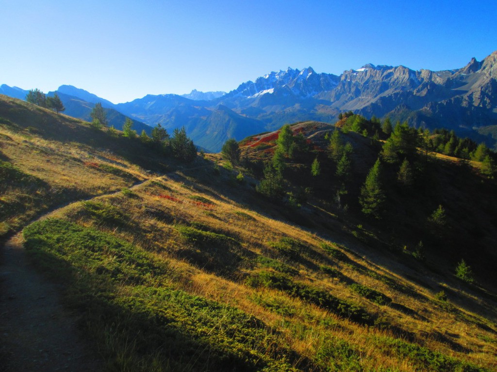 Montée à la Crête des Chambrettes; en face, la Font Sancte