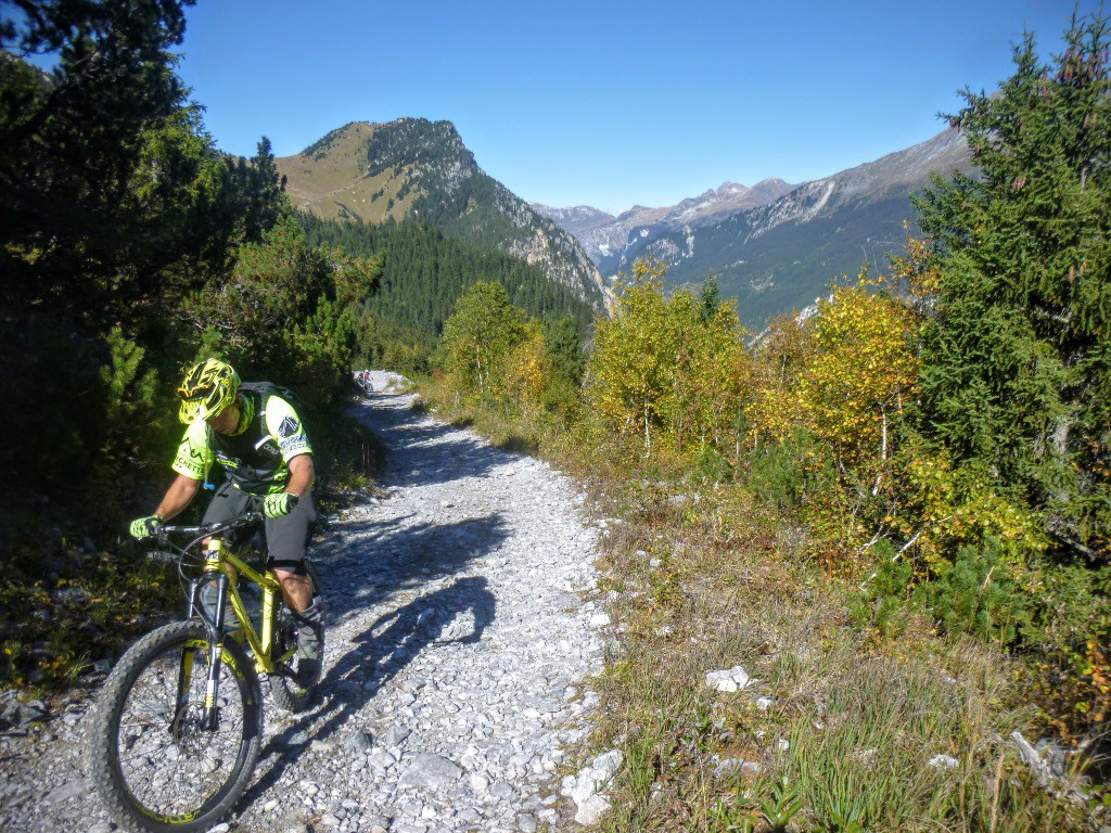 Sur la piste qui monte à La Montagne