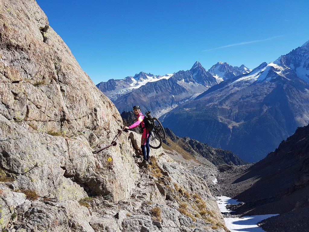 Les mains courantes au Col de la Gliére : Je me déplace en crabe, avec les deux mains sur la main courante, passage très bien équipé.