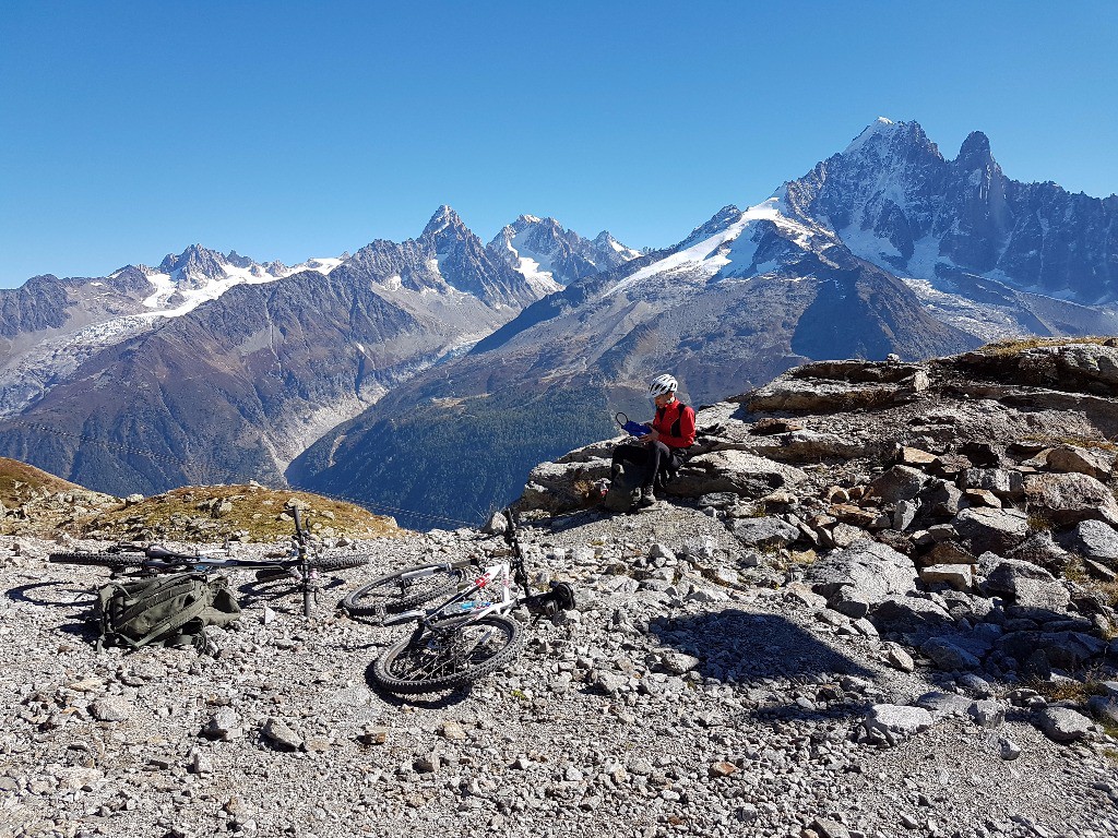 Col du Fouet : derrière Alban la station des Grands Montets.