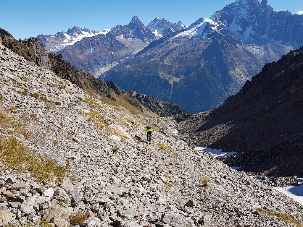 #16 Descente du sentier, Aux pieds des mains courantes du Col de la Gliére > Col du Fouet. Descente du sentier, Aux pieds des mains courantes du Col de la Gliére > Col du Fouet.