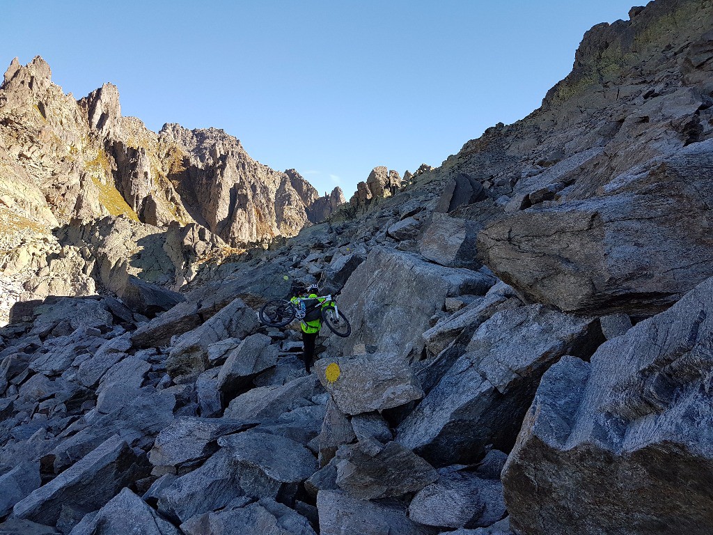 Eboulis de l'Aiguille Pourrie : du gneiss de bonne qualité, très bonne adhérence, toujours en mode randonneur. Suivre les points jaunes.  