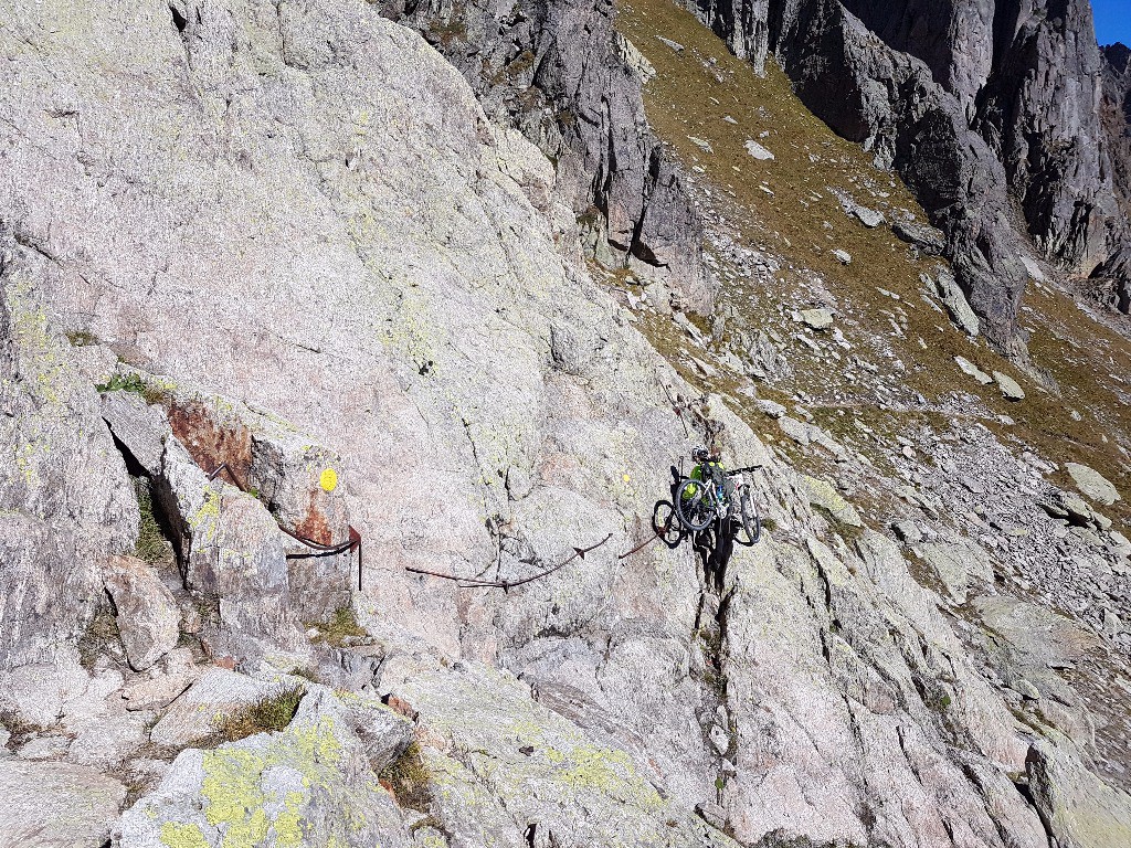 #15 Les mains courantes au Col de la Gliére : Vue d Les mains courantes au Col de la Gliére : Vue d'ensemble des mains courantes, l'on aperçoit le départ du sentier.