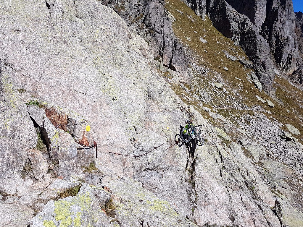 Les mains courantes au Col de la Gliére : Vue d'ensemble des mains courantes, l'on aperçoit le départ du sentier. 