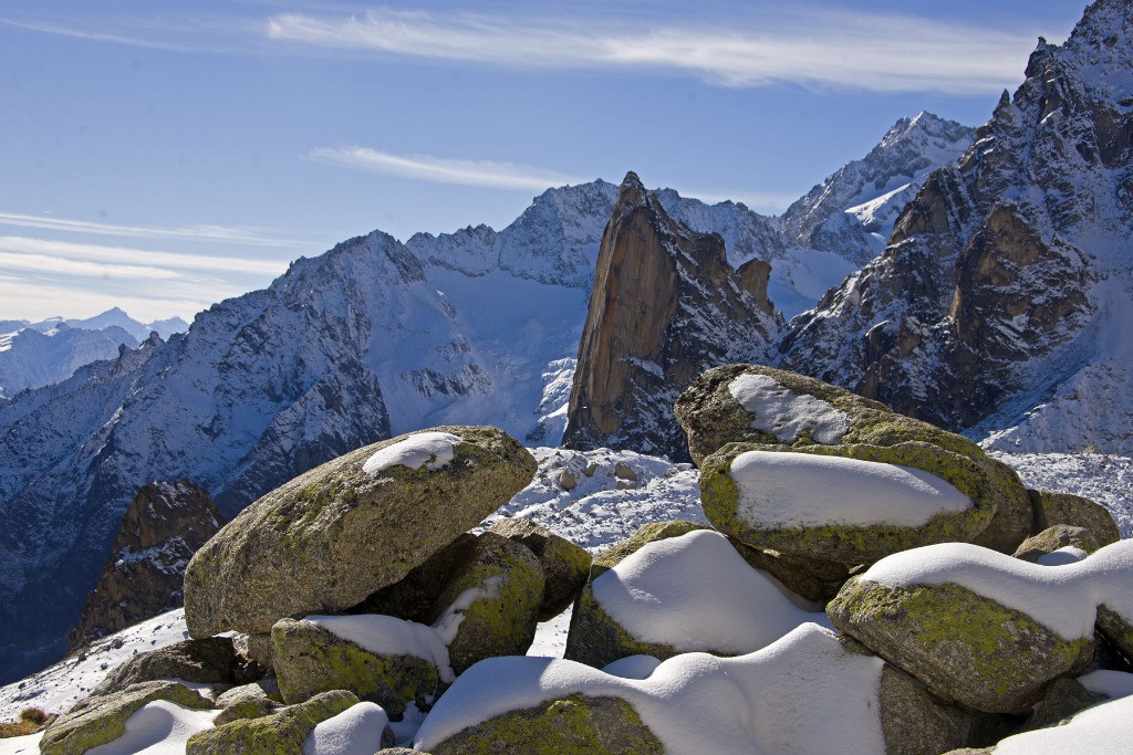 Clocher de Portalet et au fond les sommets dominant le vallon de Saleina de la pointe des Planereuses à l'aiguille de la Neuve.