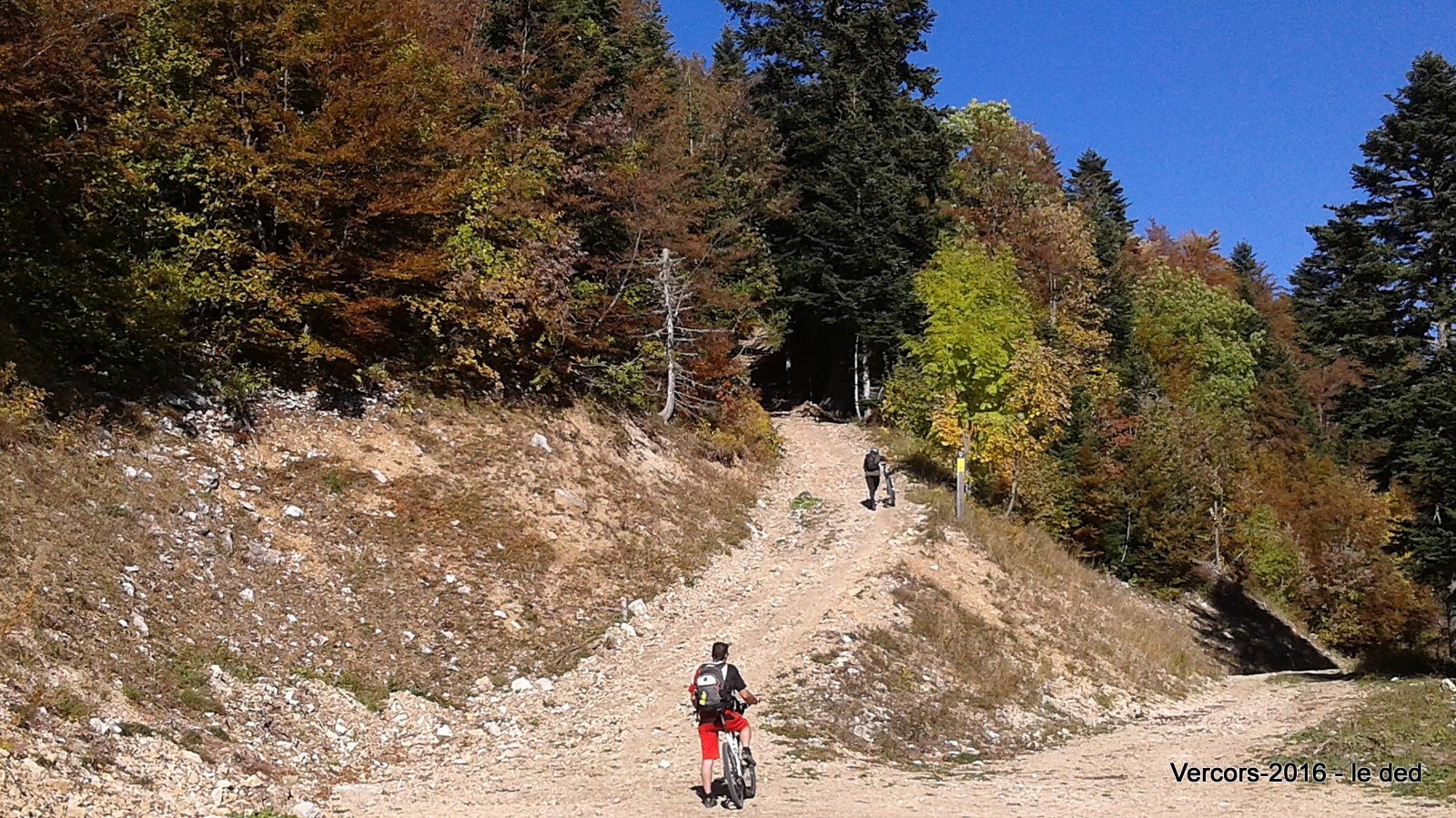 un peu de poussage pour rejoindre le sentier roulant du col Vert