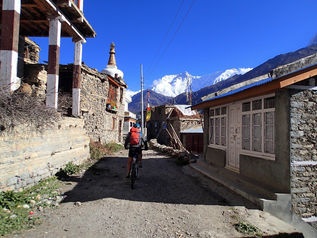 Manang dominé par les Annapurnas...