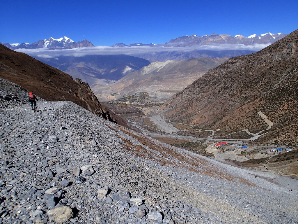 Et là tu te dis : est ce que ça passe sur le VTT ???
Eh ben voui, on ne mettra plus pieds à terre jusqu'à Pokhara ! Faut juste faire attention aux freins qui ont tendance à avoir un "retour" ralenti par la faible pression atmosphérique