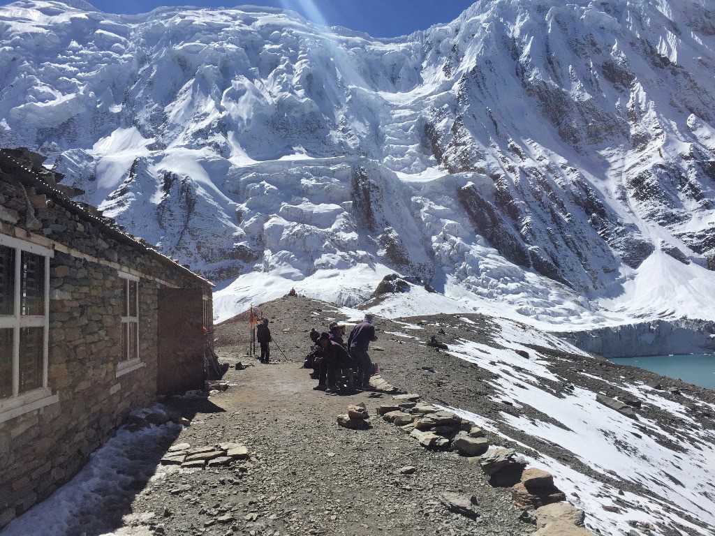 ... et son "Tea-Shop" (4990m) ... rudimentaire ...
On va y dormir (essayer) à 15 entassés ...
on est les seuls "non népalais" !