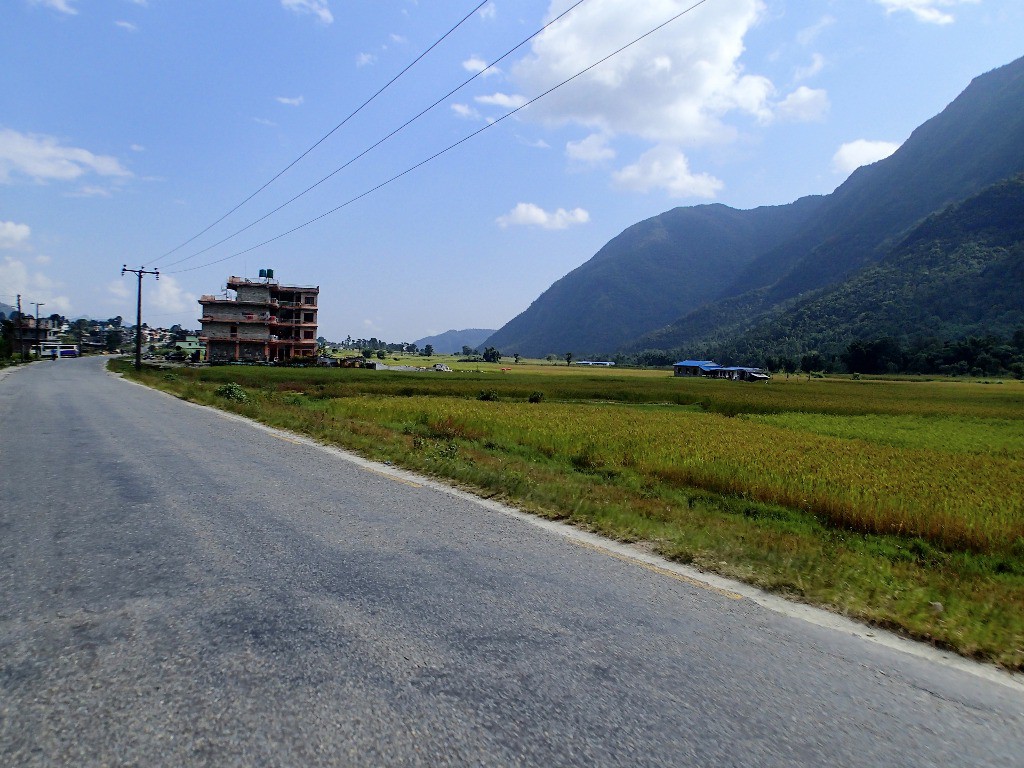 Vallée en pente douce vers Pokhara ...