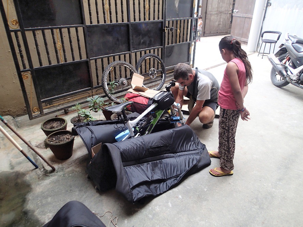Pokhara : JP remet le VTT sur ses roues...