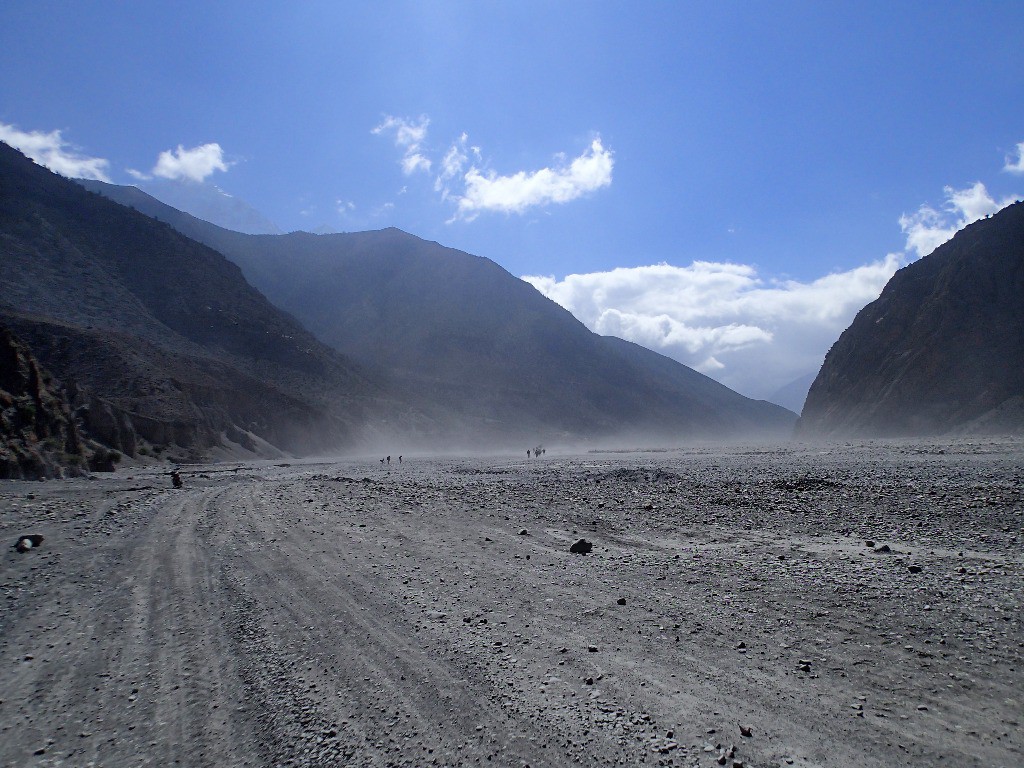 On roule contre un vent furieux dans cette vallée où on pourrait tourner un western !!!