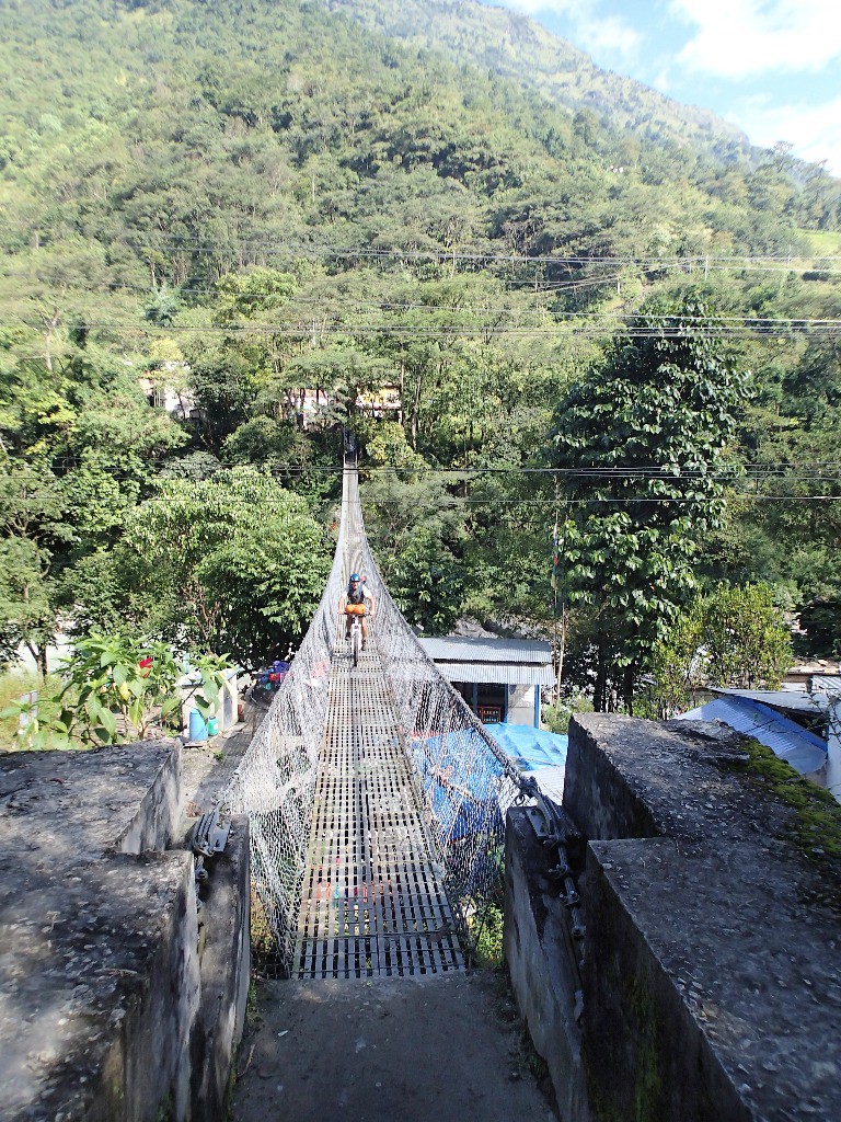 #5 Bhulbhule, première passerelle himalayenne d Bhulbhule, première passerelle himalayenne d'une longue série !