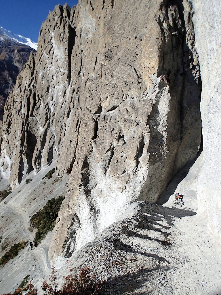 Après un retour "fissa" vers TilichoBaseCamp on retraverse l'impressionnant "landslide"