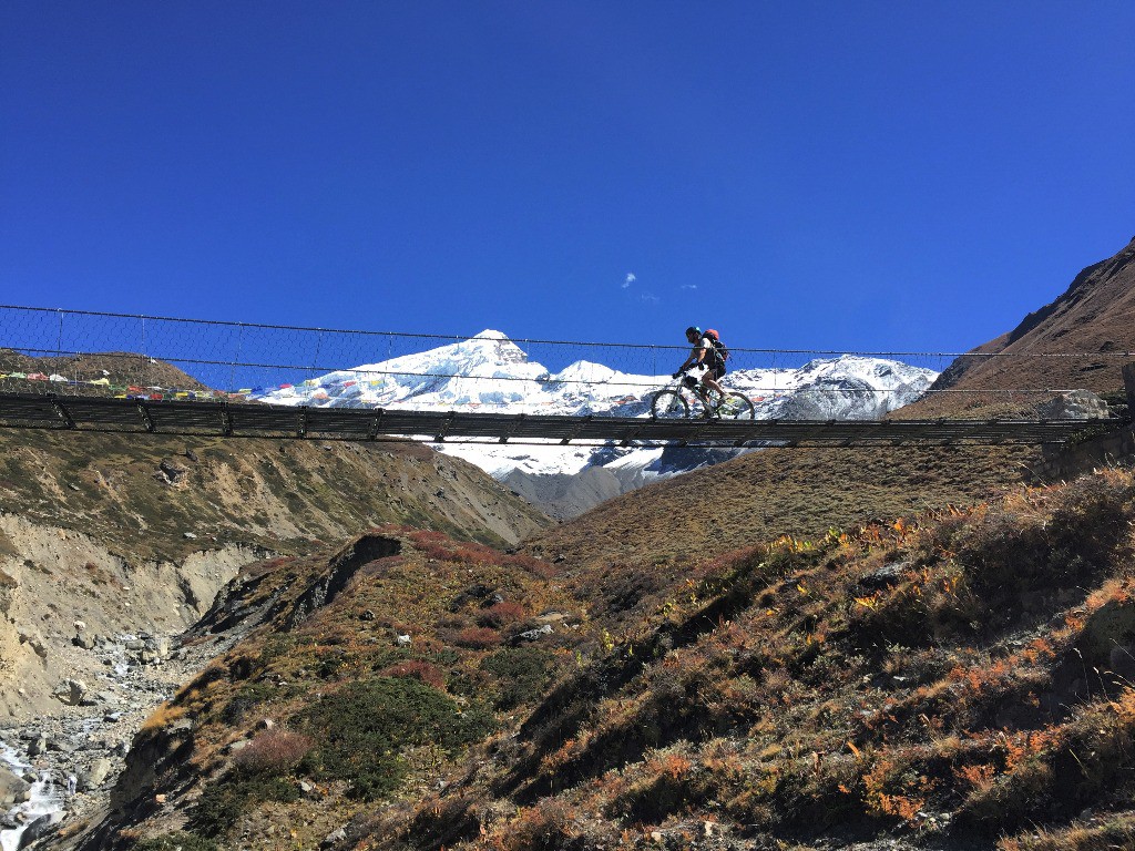 Passerelle devant la chaîne des "Chulu" (que des 6000) ;-)