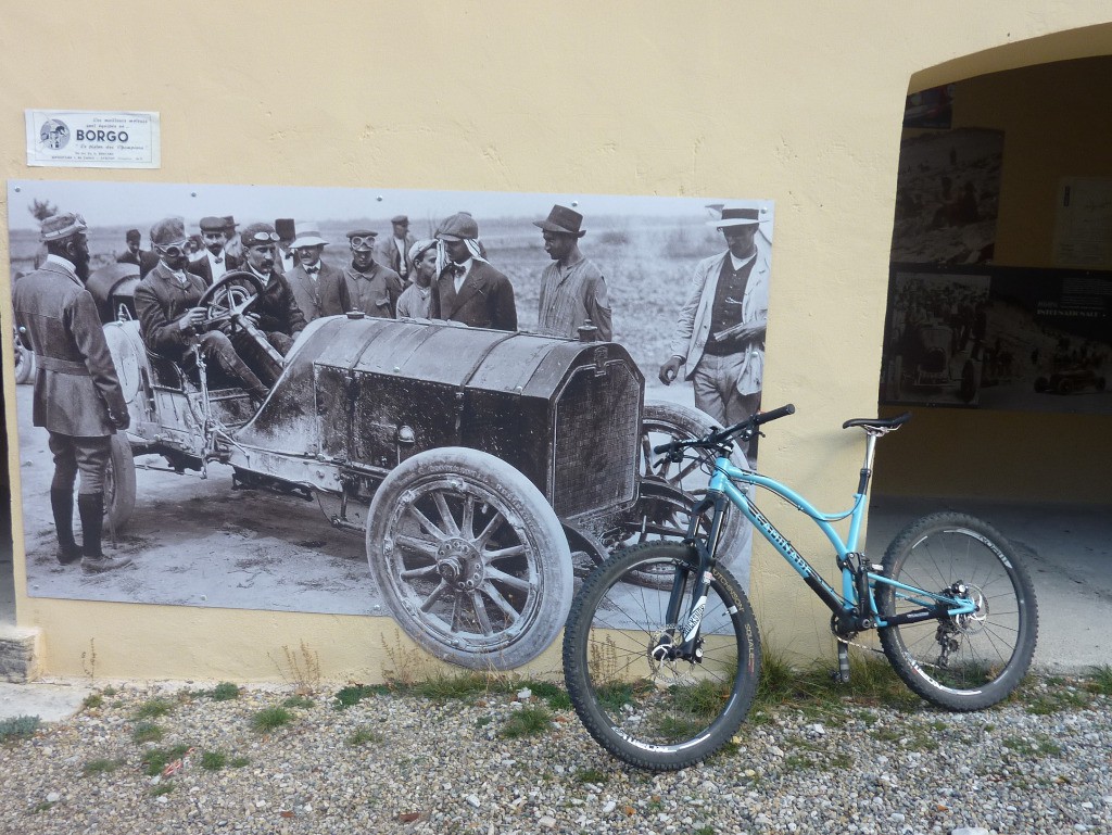 Expo au bord de la route sur l'histoire de la course de côte du Ventoux