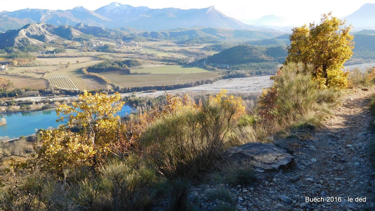 joli sentier au dessus du plan d'eau de Veynes