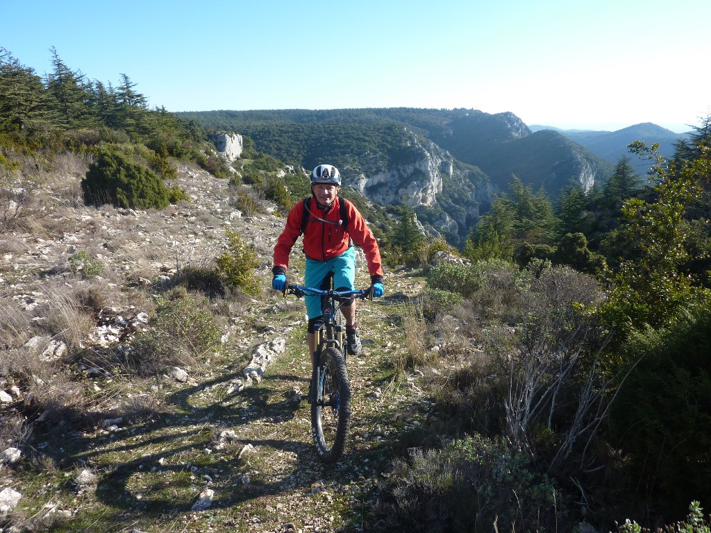 Sortie du sentier de la roque des Bancs