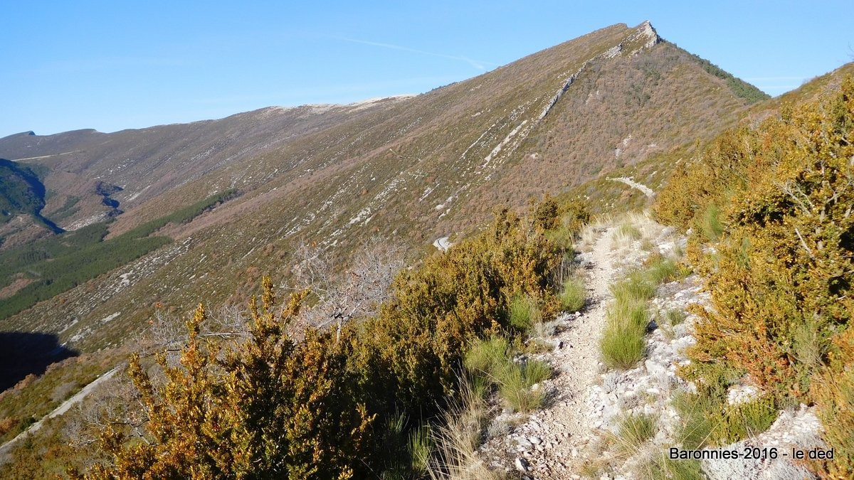 sentier roulé 3 fois et crête de la montagne de Raton 