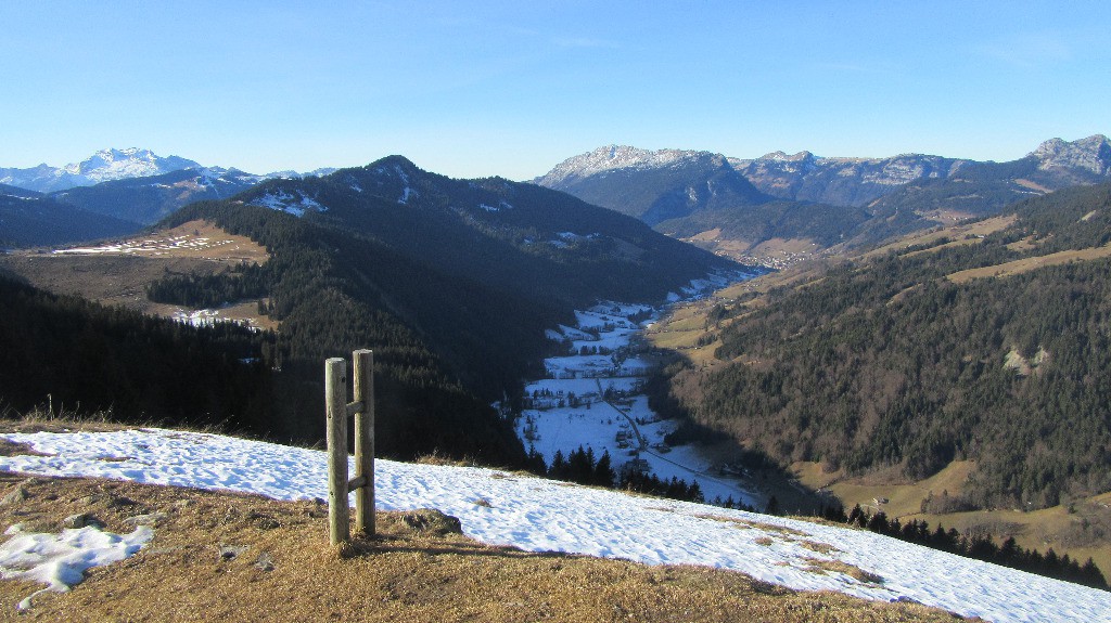 Vallée du Bouchet, domaine nordique des Confins en 1er plan à gauche, suivi de la tête du Danay