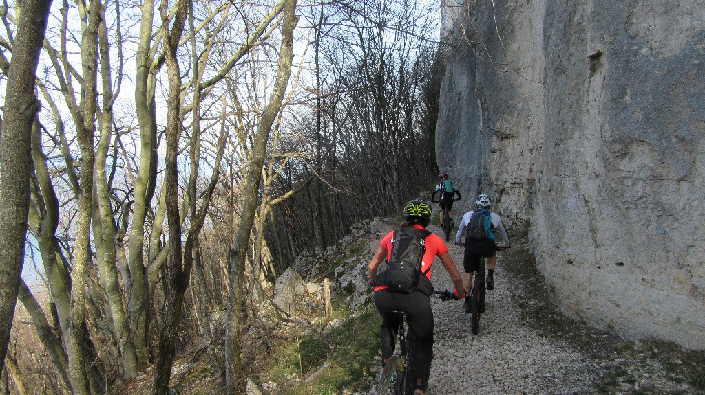 Sous les falaises