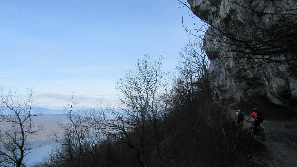 Sous les falaises