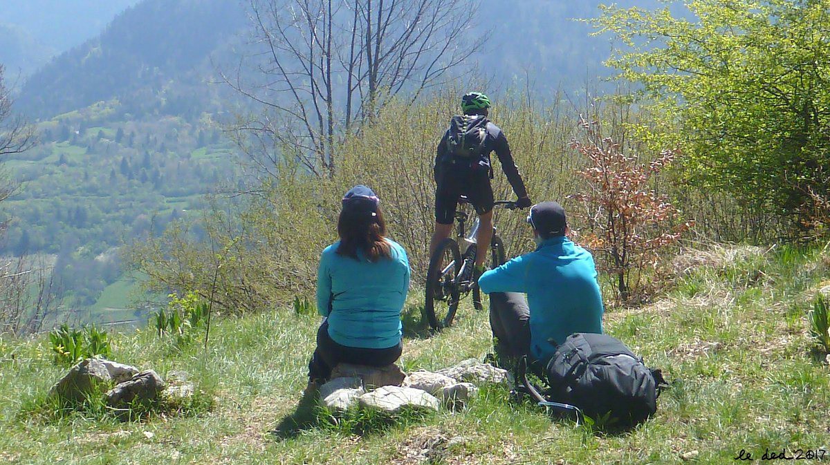 spectateurs au départ du sentier Chalet de la Fullie