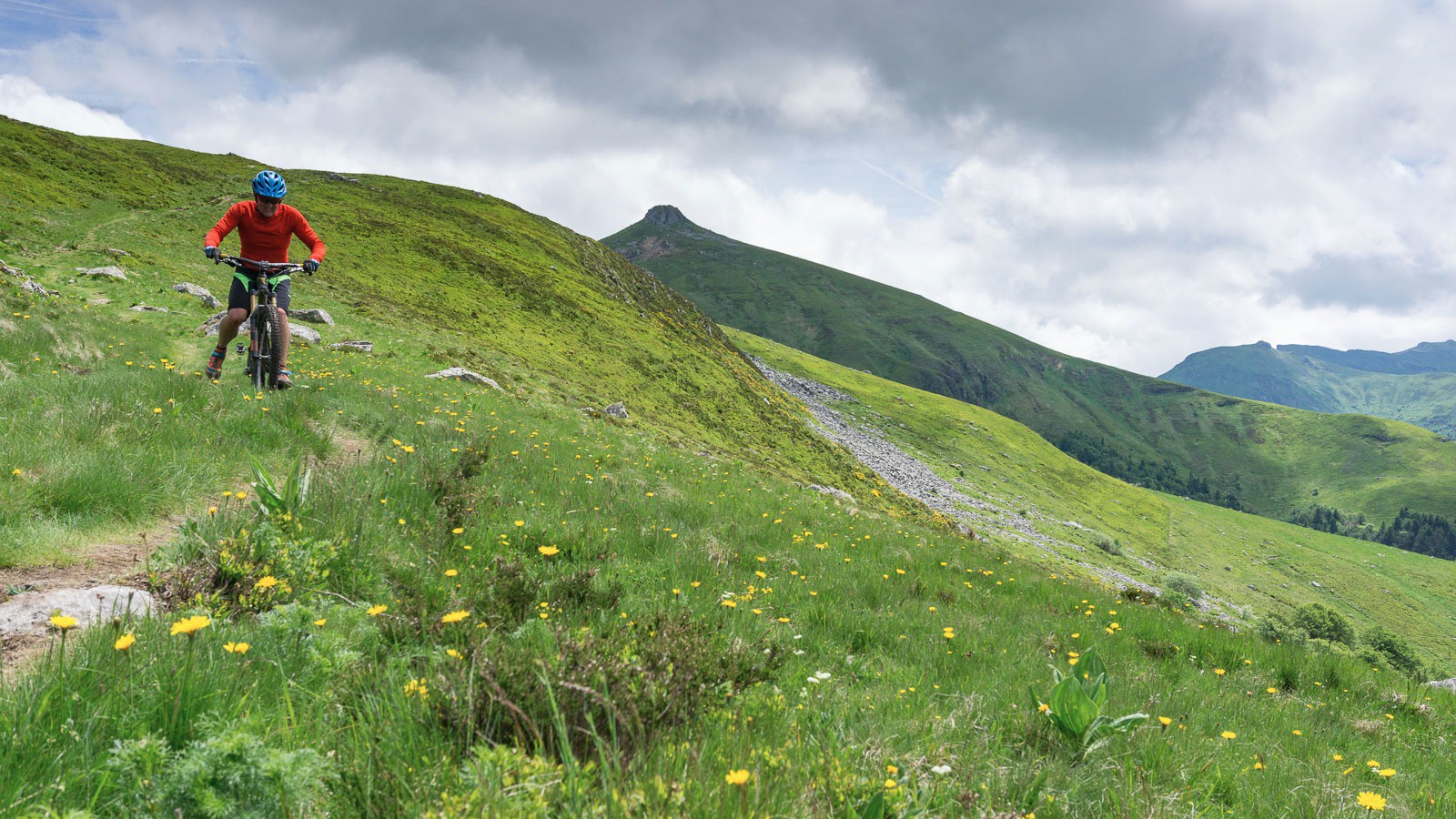 Au fond; le Puy de la Tourte