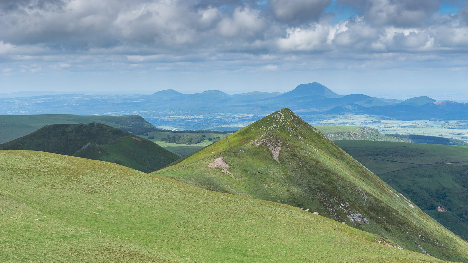 Puy de Dome au fond