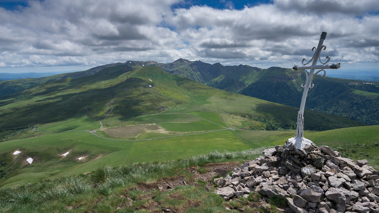 Sommet du Puy d'Angle et Col de la Croix Robert