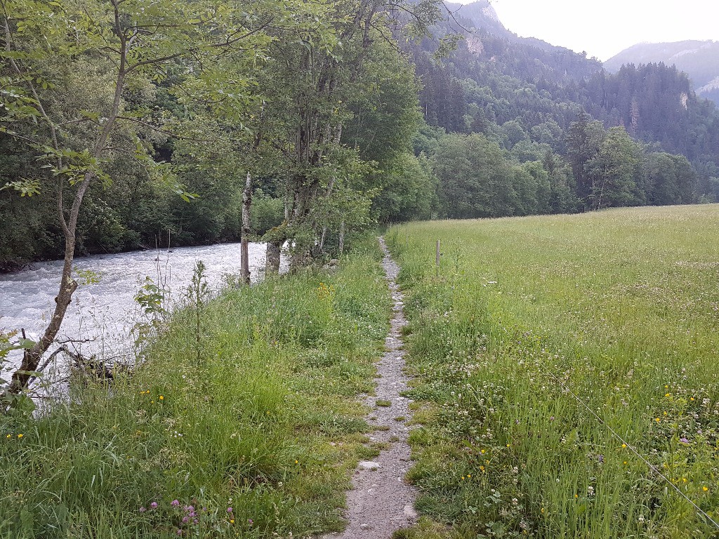 Le sentier du Val Montjoie.