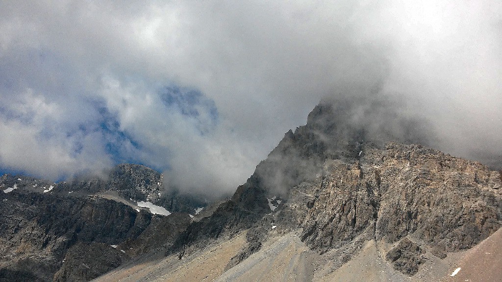 Les nuages jouent dans les parois des Rois Mages