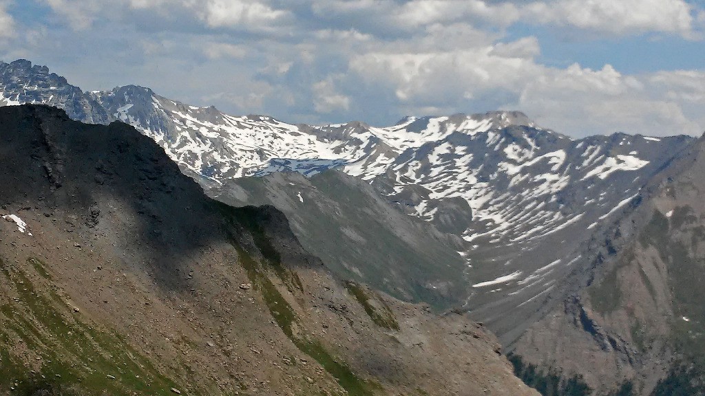 Encore enneigés le col du Sommeiller et les 3000 au dessus du refuge Scarfiotti