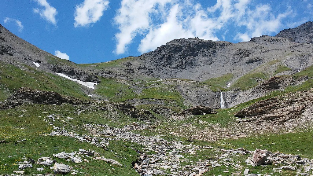 Dans le rétrovisur, la partie haute du vallon