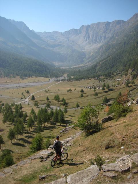 #4 l l'Ours admiratif : Une vallée bien calme. Col de Sellière au fond.