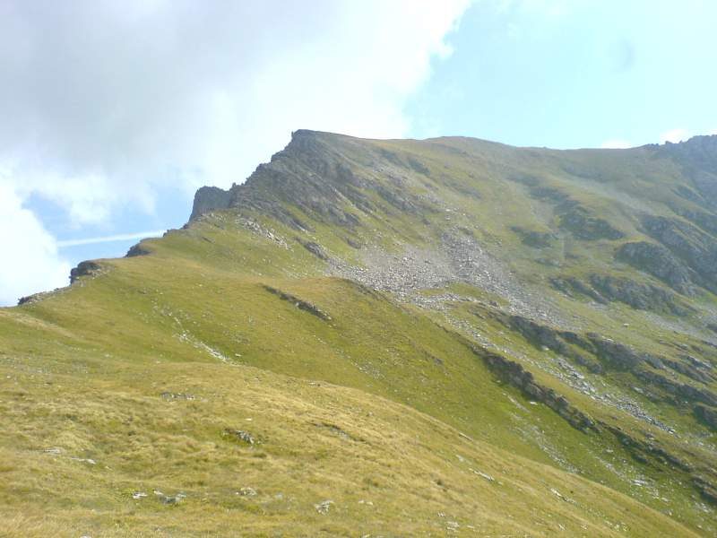 Le sommet vu du col : Bon y'a un caillou récalcitrant, mais sinon ça passe bien, un peu chaud parfois et souvent bien pentu