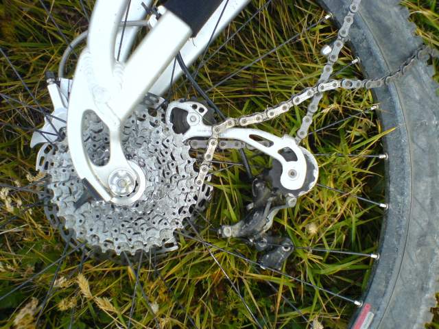 Forcément ... : ... moins bien marché.
Et une patte de derailleur en plus d'une pédale Crank dont le ressort est bloqué. Bonne journée matos