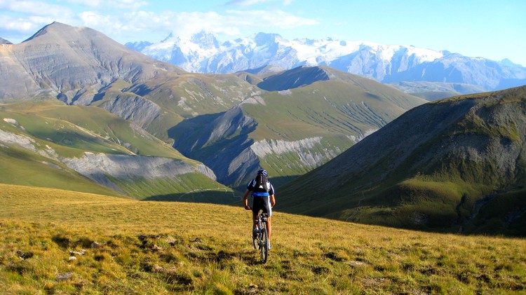 Grandes prairies : Yann devant Pic du Mas de la Grave et les Ecrins si blancs !